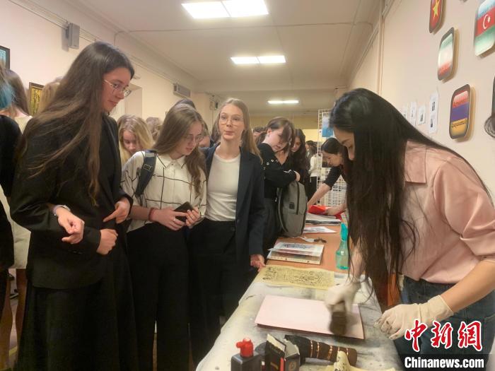 4月21日，莫斯科國立語言大學(xué)孔子學(xué)院附屬中學(xué)舉辦“國際中文日”活動(dòng)，學(xué)生們體驗(yàn)雕版印刷?！∧箍茋⒄Z言大學(xué)孔子學(xué)院 供圖