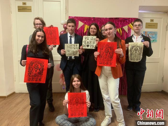 4月21日，莫斯科國立語言大學(xué)孔子學(xué)院附屬中學(xué)舉辦“國際中文日”活動(dòng)，學(xué)生們展示自己的學(xué)習(xí)成果?！∧箍茋⒄Z言大學(xué)孔子學(xué)院 供圖
