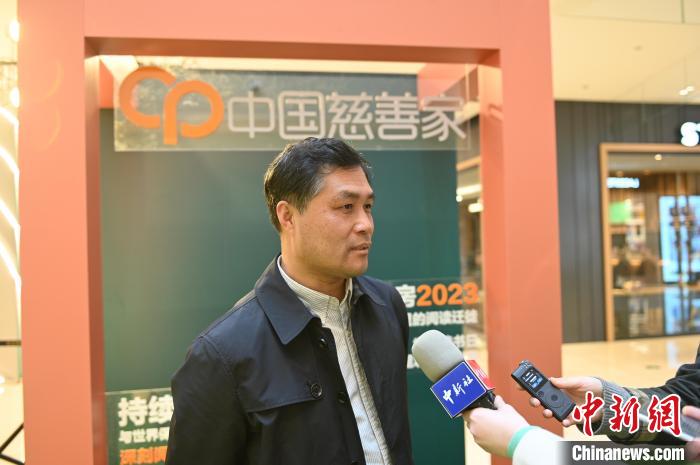 薛濤接受采訪?！∮诤Ｑ?攝