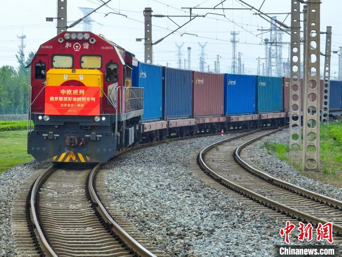 中歐班列長(zhǎng)安號(hào)俄羅斯菜籽油回程石羊集團(tuán)專列順利抵達(dá)西安國(guó)際港站?！∥靼矅?guó)際港務(wù)區(qū)供圖