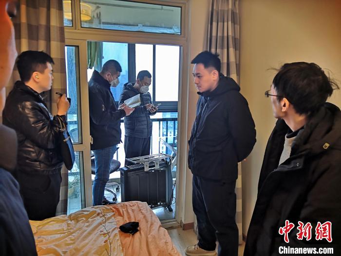 丹東市公安局民警抓捕犯罪嫌疑人，在其家中進(jìn)行搜查?！〉|市公安局供圖