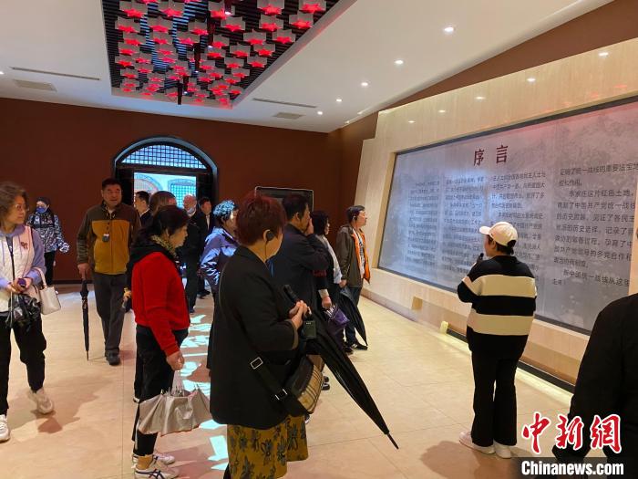 中共中央統(tǒng)戰(zhàn)部舊址里參觀者絡(luò)繹不絕?！±顣詡?攝