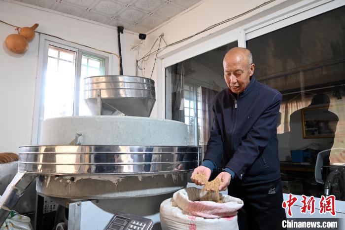 李家莊村民谷文朝重拾父輩的手藝，做起石磨面粉的營生?！〉杂鸺?攝