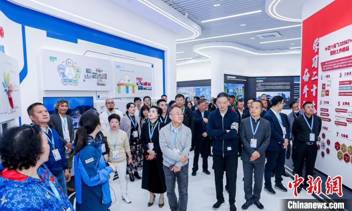 僑商、僑胞們考察金漪湖科創(chuàng)智造平臺重大基礎(chǔ)設(shè)施項目?！≈鬓k方供圖