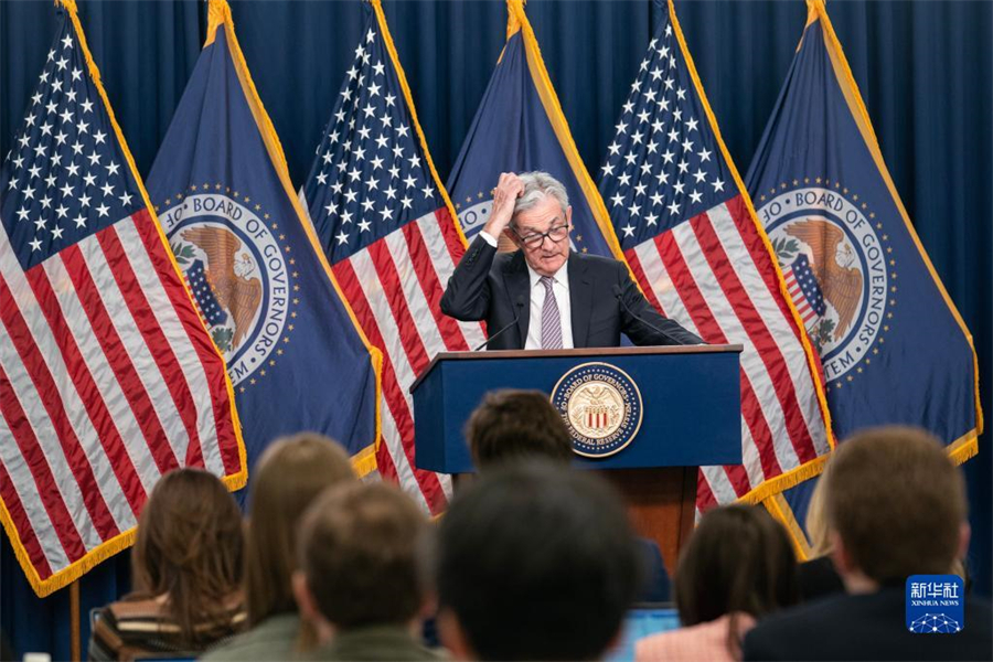 5月3日，美國聯(lián)邦儲備委員會主席鮑威爾在華盛頓出席新聞發(fā)布會。美國聯(lián)邦儲備委員會3日結(jié)束為期兩天的貨幣政策會議，宣布再次將聯(lián)邦基金利率目標區(qū)間上調(diào)25個基點到5%至5.25%之間。新華社記者劉杰攝