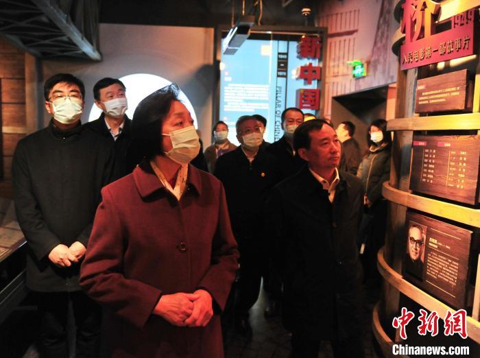 臺盟中央主席蘇輝近日率調(diào)研組赴吉林開展重點考察調(diào)研。圖為在長影舊址博物館考察吉林特色文化產(chǎn)業(yè)發(fā)展。　高龍安 攝