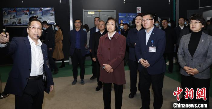 臺盟中央主席蘇輝近日率調(diào)研組赴吉林、遼寧開展重點考察調(diào)研。圖為在中航工業(yè)沈陽飛機設(shè)計研究所調(diào)研?！∨_盟中央供圖