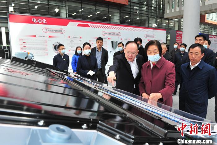 臺盟中央主席蘇輝近日率調(diào)研組赴吉林開展重點考察調(diào)研。圖為在中國第一汽車集團有限公司調(diào)研?！「啐埌?攝