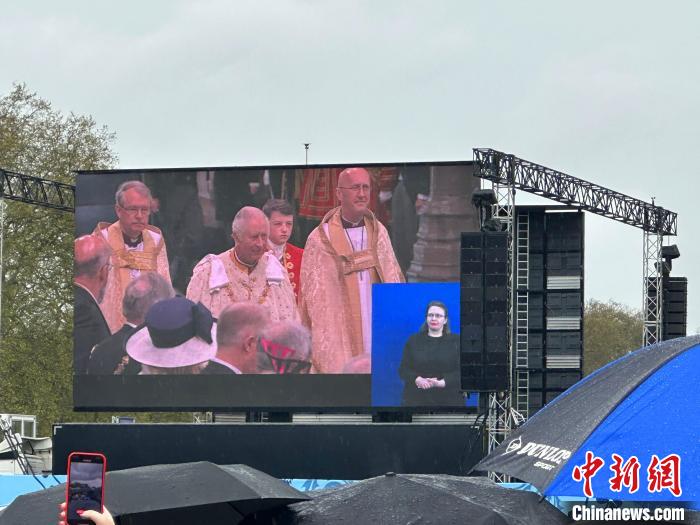 當(dāng)?shù)貢r(shí)間5月6日，英國(guó)國(guó)王查爾斯三世的加冕儀式舉行。民眾雨中觀看儀式?！W陽(yáng)開(kāi)宇 攝