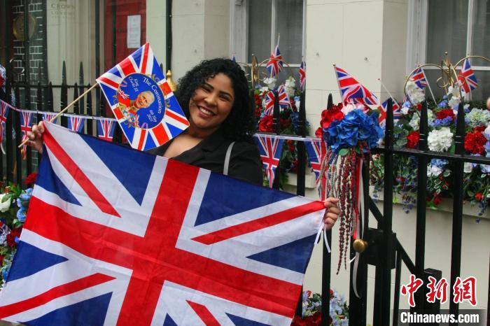 當(dāng)?shù)貢r(shí)間5月6日，英國(guó)國(guó)王查爾斯三世的加冕儀式舉行。圖為前往觀禮區(qū)的民眾?！埰?攝