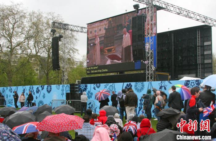 當(dāng)?shù)貢r(shí)間5月6日，英國(guó)國(guó)王查爾斯三世的加冕儀式舉行。民眾雨中觀看儀式?！W陽(yáng)開(kāi)宇 攝