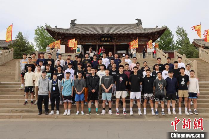 比賽結(jié)束后，兩岸學(xué)生參訪高平炎帝陵?！≈鬓k方供圖