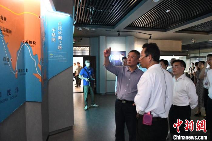 圖為蔡達(dá)峰一行在合浦漢代文化博物館考察?！×趾?攝