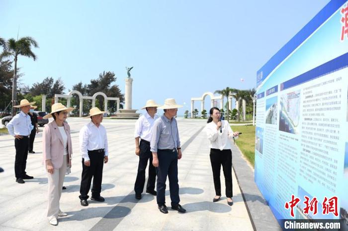 圖為蔡達(dá)峰一行了解北海銀灘景區(qū)改造提升工程情況?！×趾?攝