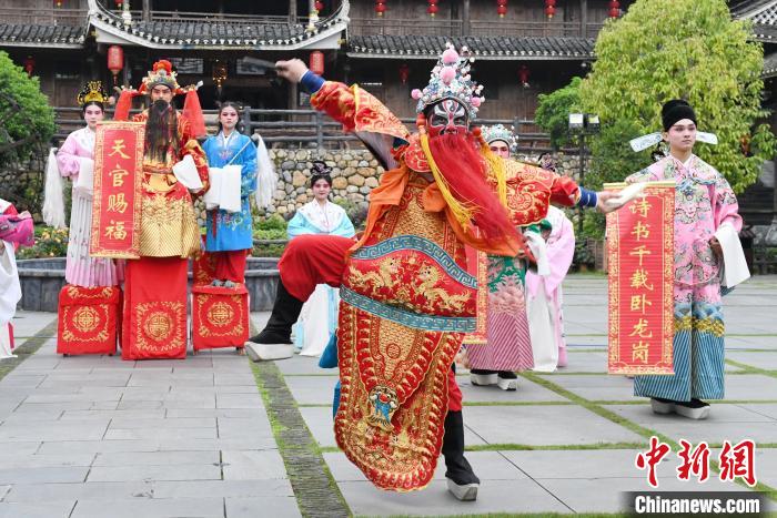 “00后”戲曲演員在楓香瑤寨表演溆浦辰河目連戲?！钊A峰 攝