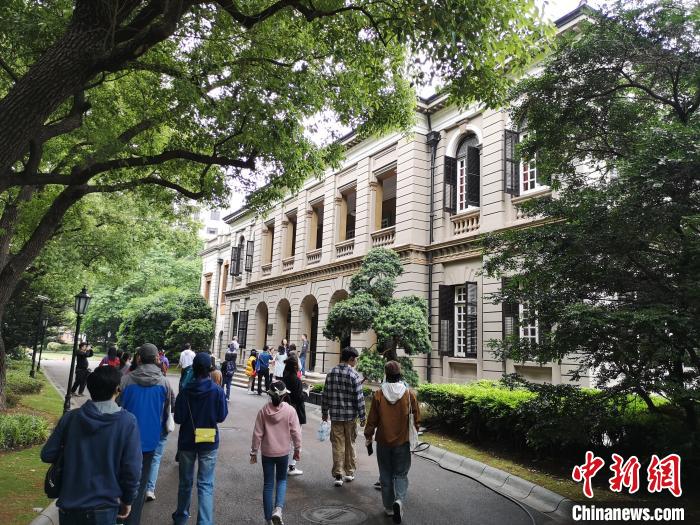 新階層人士參觀英國駐滬領事館?！》队畋?攝