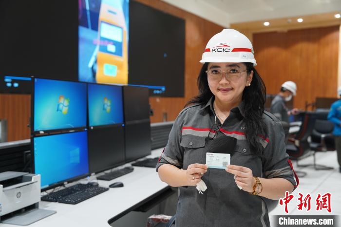 5月8日，客票系統(tǒng)負(fù)責(zé)人展示樣票。趙玅圓 攝