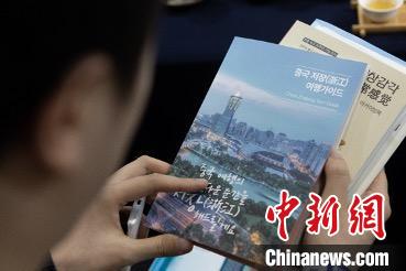 參展觀眾閱讀浙江文旅手冊(cè)?！《≌裾?攝