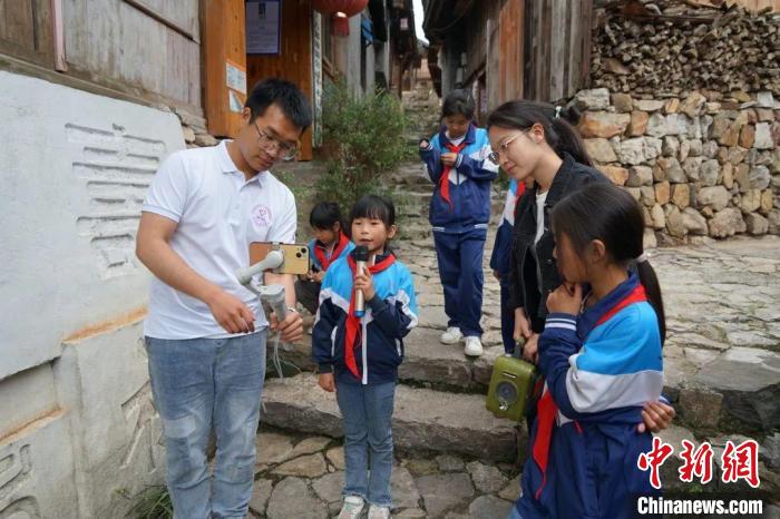 杜曉帆與該中心教師團隊積極探索文化遺產(chǎn)方法論，深耕鄉(xiāng)村遺產(chǎn)領域?！偷┐髮W國土與文化資源研究中心供圖