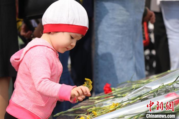 哈薩克斯坦首都民眾紀(jì)念衛(wèi)國戰(zhàn)爭(zhēng)勝利78周年