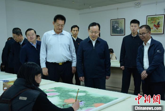 致公黨中央主席蔣作君近日率調(diào)研組赴山東開展重點考察調(diào)研。圖為在菏澤市巨野縣書畫院調(diào)研?！五?攝