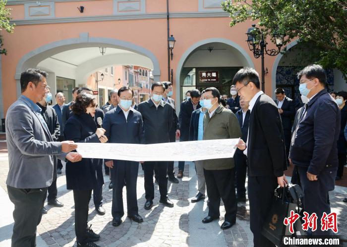 致公黨中央主席蔣作君近日率調(diào)研組赴天津開展重點考察調(diào)研。圖為在佛羅倫薩小鎮(zhèn)調(diào)研?！⒖∩n 攝