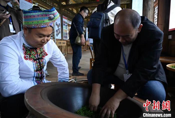 東盟國家媒體記者了解制茶工藝。　張卓 攝