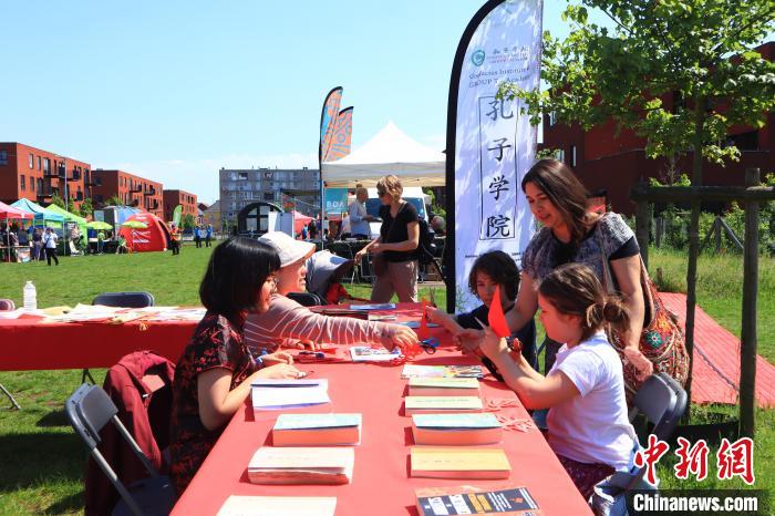 孩子們?cè)诠ぷ鞣粚W(xué)習(xí)剪紙?！◆斻肟鬃訉W(xué)院供圖