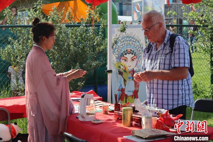 當(dāng)?shù)孛癖妳⒓又袊?guó)茶介紹和品茶活動(dòng)。　魯汶孔子學(xué)院供圖