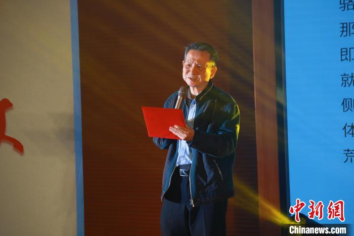 臺灣詩人白靈帶來了一首自創(chuàng)的詩歌《大戈壁》?！￠}南師范大學(xué)供圖