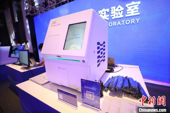 圖為發(fā)布會(huì)上展示的科技產(chǎn)品?！±祖I 攝