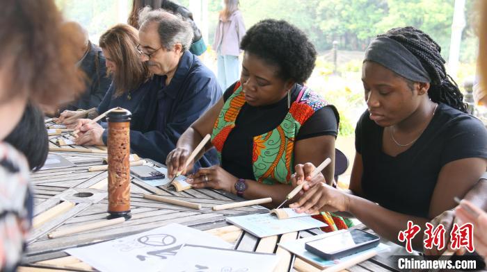 外交官們體驗嘉定竹刻。　華東師范大學供圖