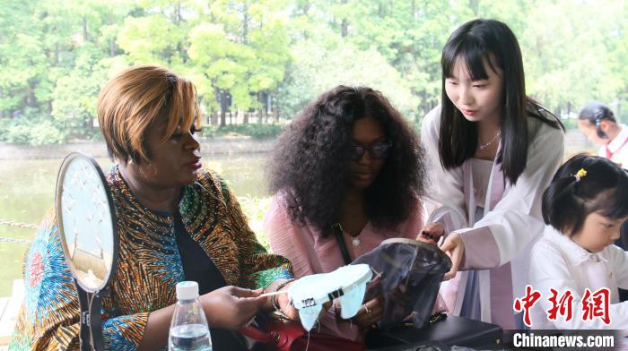 外交官們體驗做團扇?！∪A東師范大學供圖