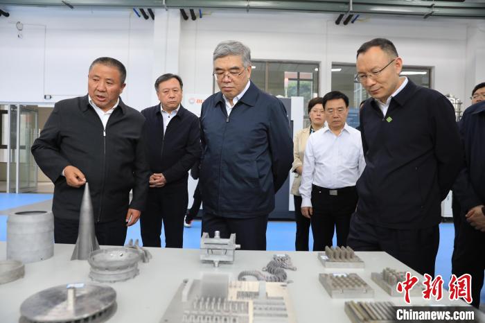 民進(jìn)中央常務(wù)副主席朱永新率調(diào)研組赴四川開展重點(diǎn)考察調(diào)研。圖為在四川工程職業(yè)技術(shù)學(xué)院考察調(diào)研?！∶襁M(jìn)中央供圖