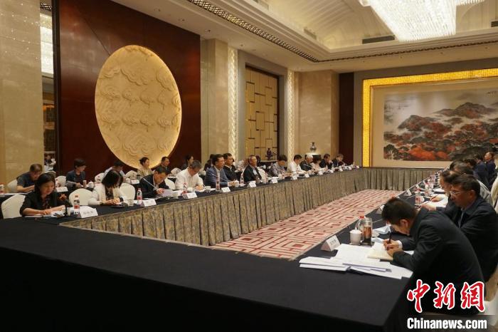 民進(jìn)中央主席蔡達(dá)峰近日率調(diào)研組赴江蘇開展重點(diǎn)考察調(diào)研。圖為在調(diào)研座談會現(xiàn)場?！∶襁M(jìn)中央供圖