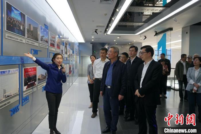 民進(jìn)中央主席蔡達(dá)峰近日率調(diào)研組赴江蘇開展重點(diǎn)考察調(diào)研。圖為在江陰實(shí)地考察雙良集團(tuán)有限公司?！O權(quán) 攝