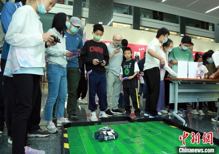 中科院計算所“神計妙算”公眾科學日活動現(xiàn)場。　中科院計算所 供圖