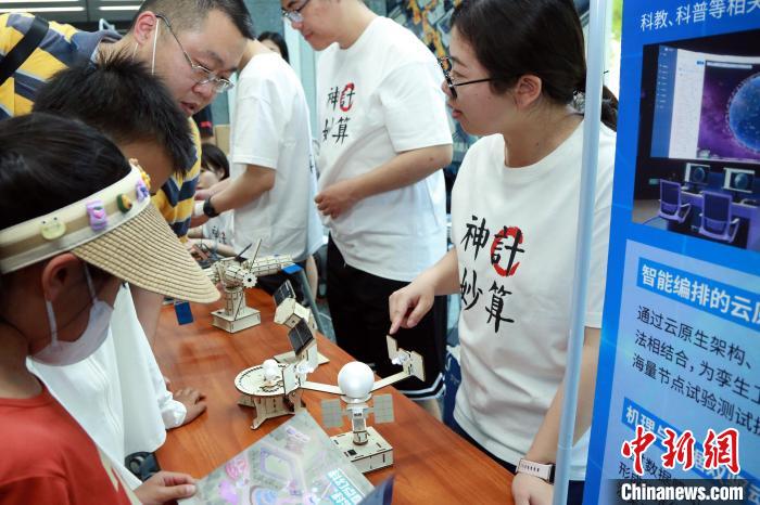 中科院計算所“神計妙算”公眾科學日活動現(xiàn)場?！≈锌圃河嬎闼?供圖