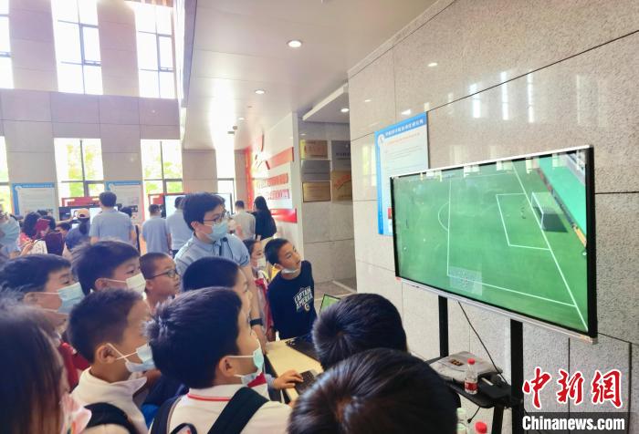 中科院自動化所“自動化之光”公眾科學日活動現(xiàn)場?！≈锌圃鹤詣踊?供圖