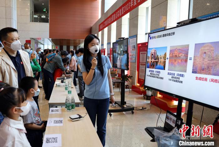 中科院自動化所“自動化之光”公眾科學日活動現(xiàn)場?！≈锌圃鹤詣踊?供圖