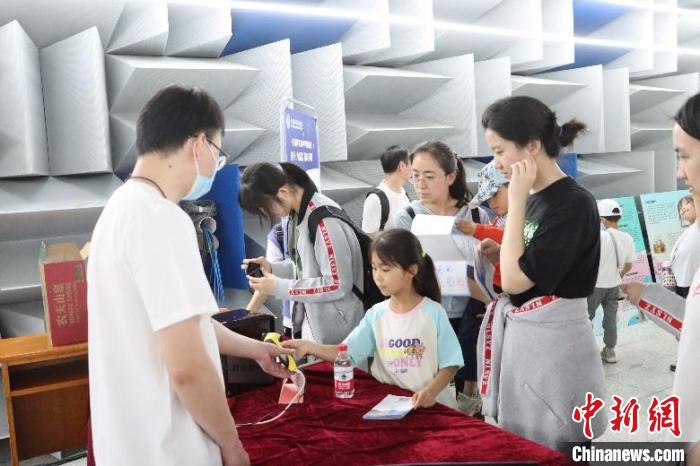 中科院聲學所公眾科學日活動現(xiàn)場?！≈锌圃郝晫W所 供圖