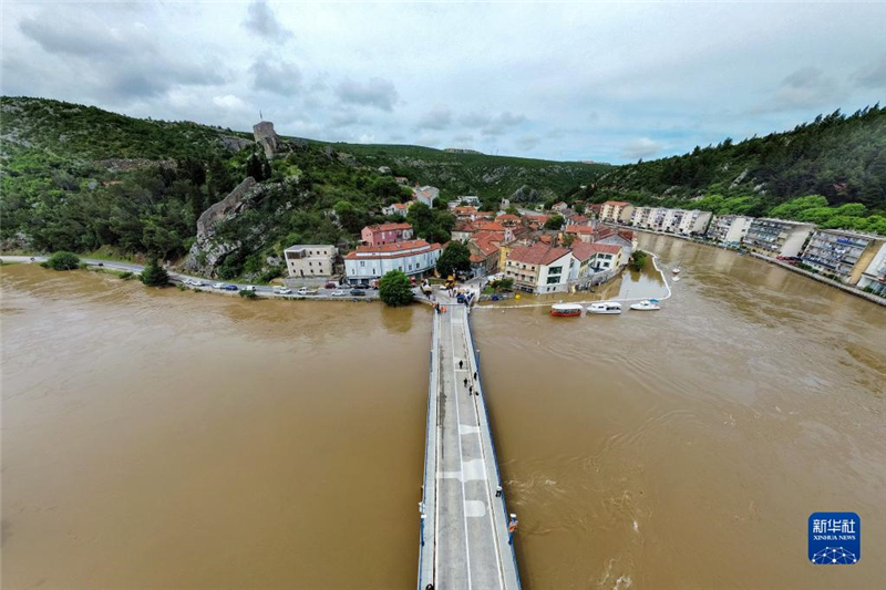 這是5月15日在克羅地亞奧布羅瓦茨拍攝的雨后水位暴漲的茲爾馬尼亞河。新華社發(fā)（Pixsell圖片社/西梅·澤利克攝）
