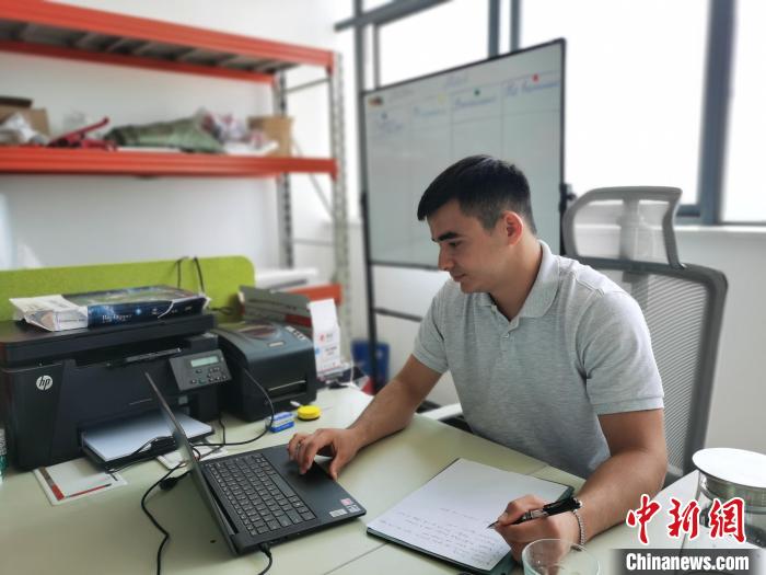 李浩宇正在辦公?！↑h田野 攝