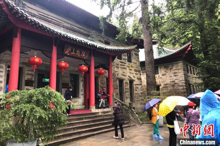 圖為在廬山抗戰(zhàn)博物館外，有不少等待參觀的游客?！蛆i泉 攝