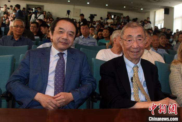 高能論壇開始前，丁肇中先生(右)與主持論壇的中科院高能所所長王貽芳院士合影?！?lt;a target='_blank' href='/'><p  align=