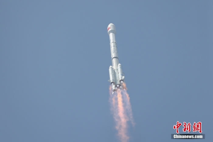 5月17日10時(shí)49分，我國(guó)在西昌衛(wèi)星發(fā)射中心用長(zhǎng)征三號(hào)乙運(yùn)載火箭，成功發(fā)射第五十六顆北斗導(dǎo)航衛(wèi)星。該衛(wèi)星屬地球靜止軌道衛(wèi)星，是我國(guó)北斗三號(hào)工程的首顆備份衛(wèi)星。入軌并完成在軌測(cè)試后，將接入北斗衛(wèi)星導(dǎo)航系統(tǒng)。此次發(fā)射是北斗三號(hào)工程高密度組網(wǎng)之后，時(shí)隔3年的首發(fā)任務(wù)。朱磊 攝