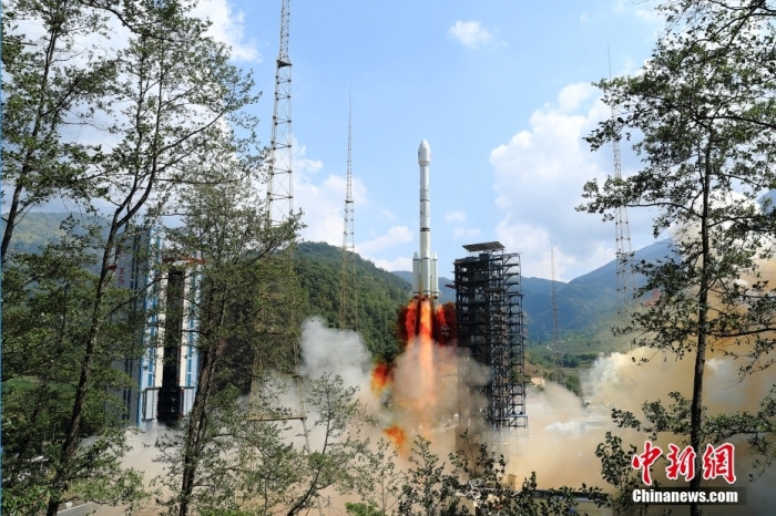 5月17日10時(shí)49分，我國(guó)在西昌衛(wèi)星發(fā)射中心用長(zhǎng)征三號(hào)乙運(yùn)載火箭，成功發(fā)射第五十六顆北斗導(dǎo)航衛(wèi)星。該衛(wèi)星屬地球靜止軌道衛(wèi)星，是我國(guó)北斗三號(hào)工程的首顆備份衛(wèi)星。入軌并完成在軌測(cè)試后，將接入北斗衛(wèi)星導(dǎo)航系統(tǒng)。此次發(fā)射是北斗三號(hào)工程高密度組網(wǎng)之后，時(shí)隔3年的首發(fā)任務(wù)。楊志遠(yuǎn) 攝