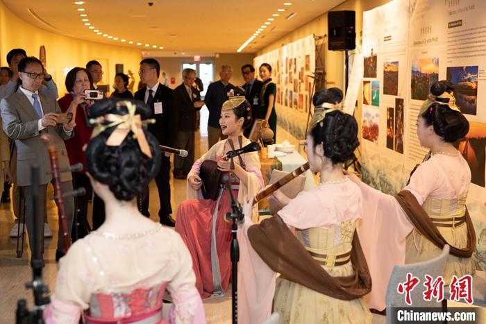 當(dāng)?shù)貢r(shí)間5月19日，中國(guó)常駐聯(lián)合國(guó)代表團(tuán)、中國(guó)文化和旅游部、泉州市人民政府在紐約聯(lián)合國(guó)總部聯(lián)合舉辦“茶和天下·雅集”主題展覽和招待會(huì)。圖為展覽現(xiàn)場(chǎng)泉州南音表演。 <a target='_blank' href='/' _fcksavedurl='/'><p  align=