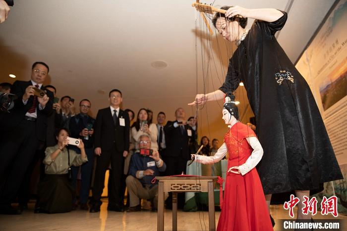 當(dāng)?shù)貢r(shí)間5月19日，中國(guó)常駐聯(lián)合國(guó)代表團(tuán)、中國(guó)文化和旅游部、泉州市人民政府在紐約聯(lián)合國(guó)總部聯(lián)合舉辦“茶和天下·雅集”主題展覽和招待會(huì)。圖為展覽表演泉州提線木偶寫書(shū)法。 <a target='_blank' href='/' _fcksavedurl='/'><p  align=