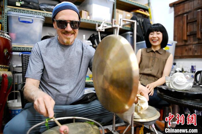 代表團(tuán)成員在漳州木偶表演館開展文化藝術(shù)交流活動(dòng)?！埥鸫?攝